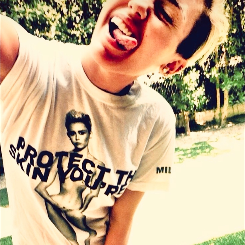 Marc Jacobs “ protect the skin you’re in” t shirt Miley Cyrus - Picture 6 of 6